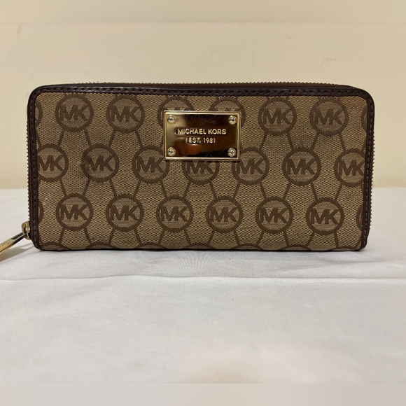 Michael Kors Jet Set Large Zip-Around Monogram Wallet - Picture 1 of 8